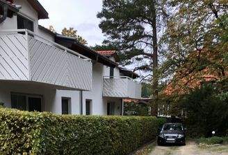 Parkplatz und Rückansicht vom Mehrfamilienhaus