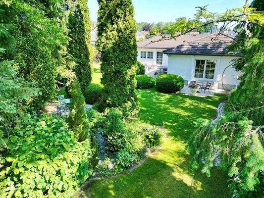 Liebevoll angelegter Garten mit kleinem Teich