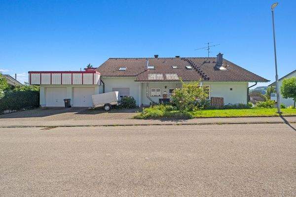 Ansicht mit Doppelgarage