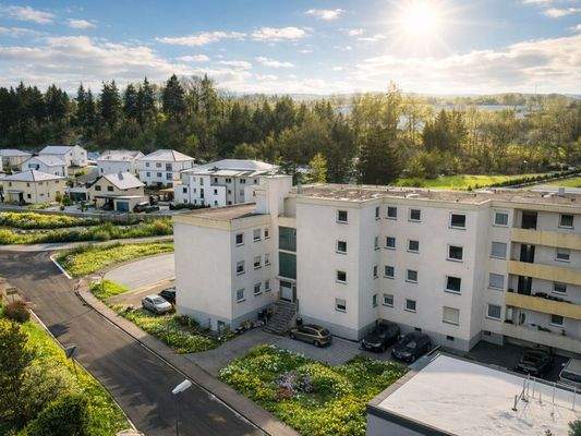 Eingang und Parkplätze