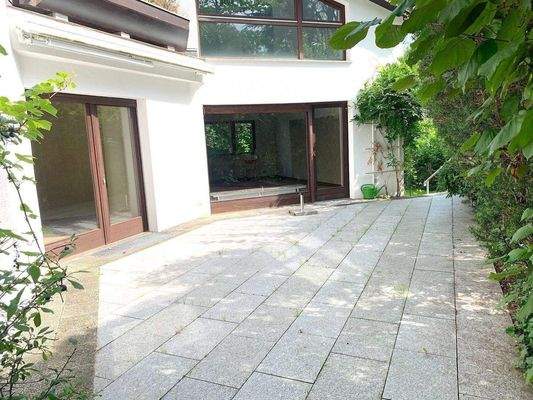 Große geschütze Südterrasse .jpeg