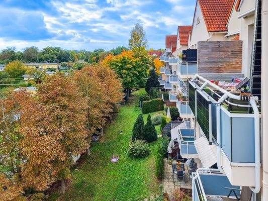Balkon mit Blick ins Grün 
