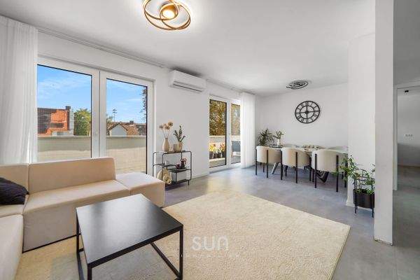 Lichtduchflutetes Wohnzimmer 