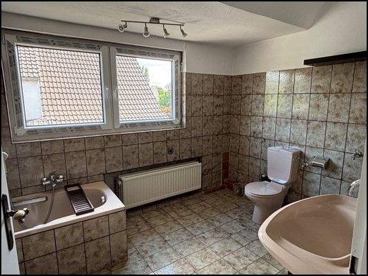 DG Bad mit Dusche und Wanne (hinter der Tür)