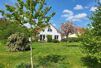 Wohnhaus mit Vorgarten.jpg