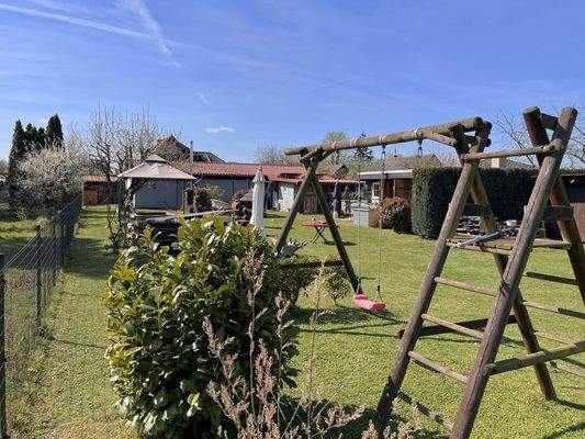 Garten mit Spielplatz