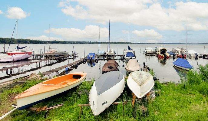 Marina gegenüber der Villa