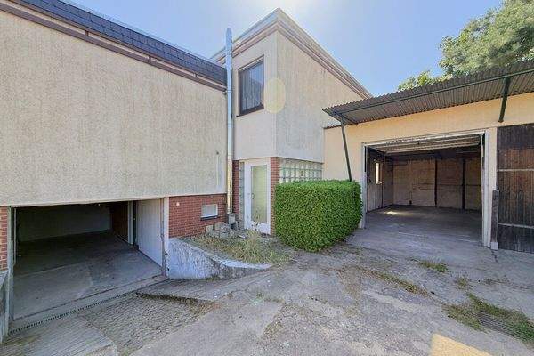 praktische Stellplätze für PKWs, Fahrräder, usw.