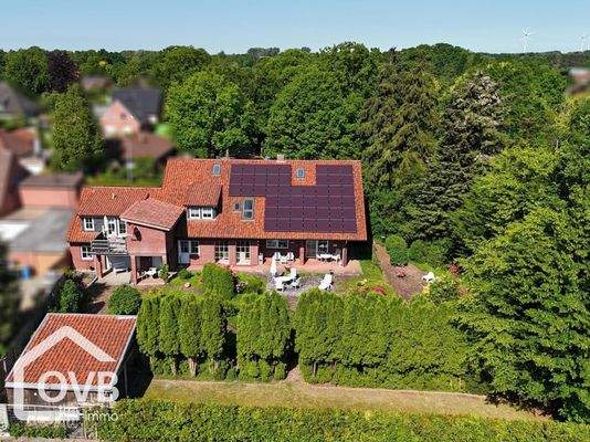 Drohnenaufnahme, Rückansicht mit Rasenfläche (Spielfläche)