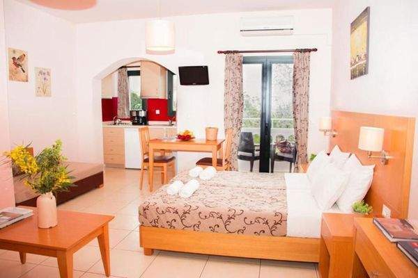 Keta, Sisi: Apartmentkomplex im Dorfzentrum, in der Nähe eines Sandstrandes zu verkaufen