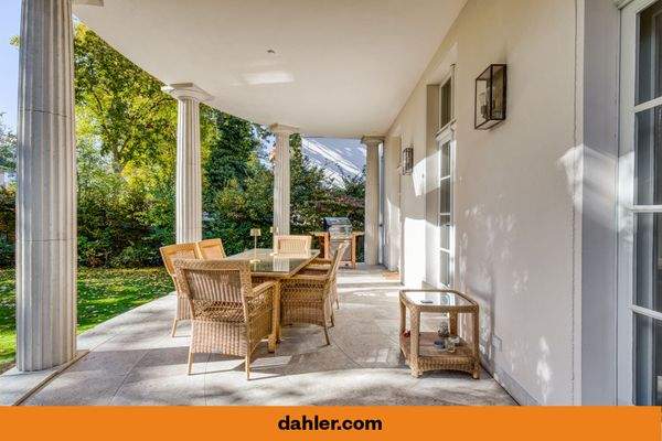 Elegante Gartenterrasse mit klassischer Säulenstruktur