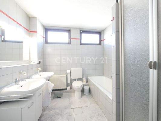 Tageslichtduschbad samt Wanne im Dachgeschoss