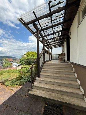 Zugang mit Balkon im Eingangsbereich