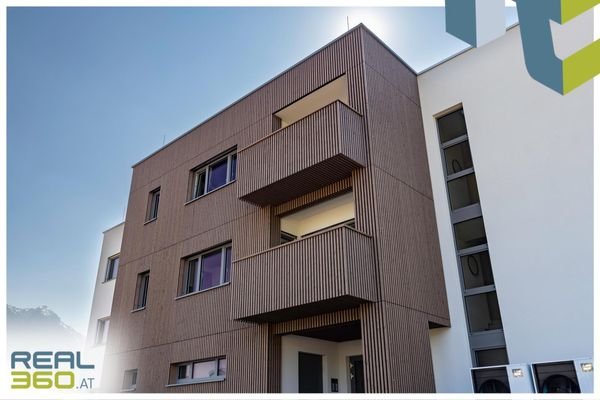 Aktraktive Holzfassade beim Haupteingang