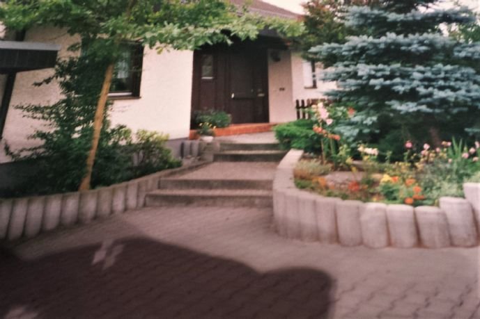Einfamilienhaus mit Doppelgarage u Garten