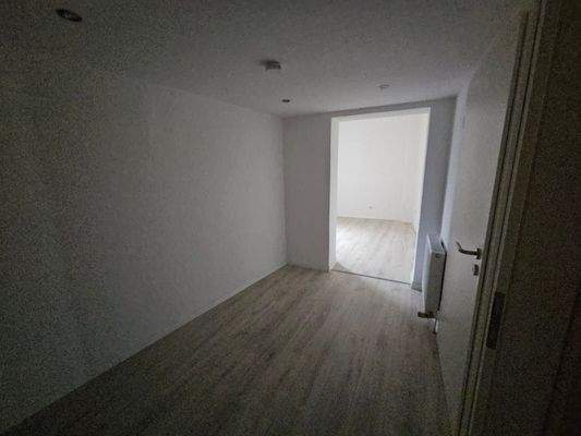 Whg. Nr. 2 im 1.OG: Durchgangszimmer, Ankleide