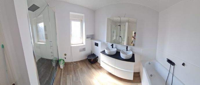 Tageslichtbad mit begehbarer Dusche und Vollbad