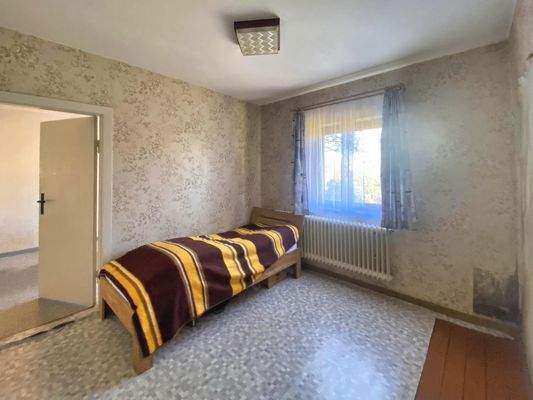 …einem weiteren Zimmer im EG