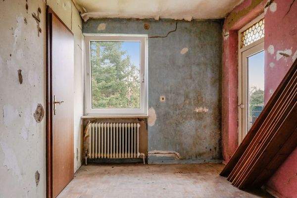 Alter Wirtschaftsraum mit Balkonzugang