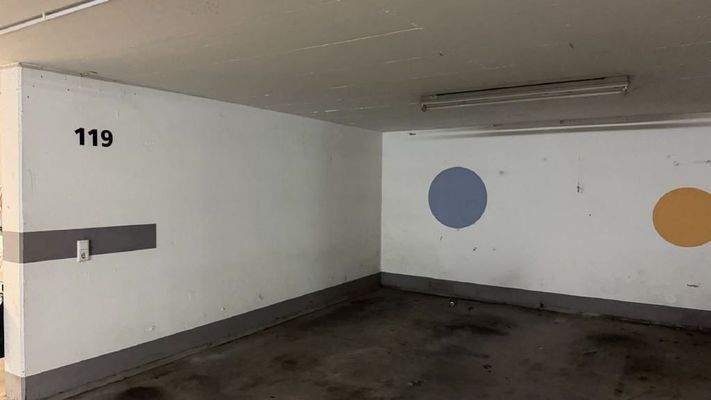Tiefgaragenplatz m. Seitenwänden