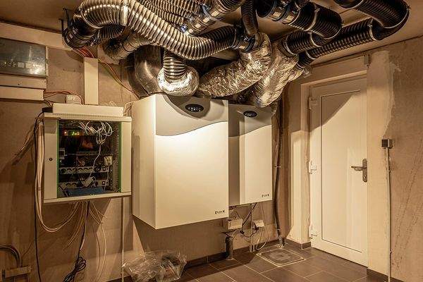 Keller Blick auf die Umlufttechnik und dem Servers