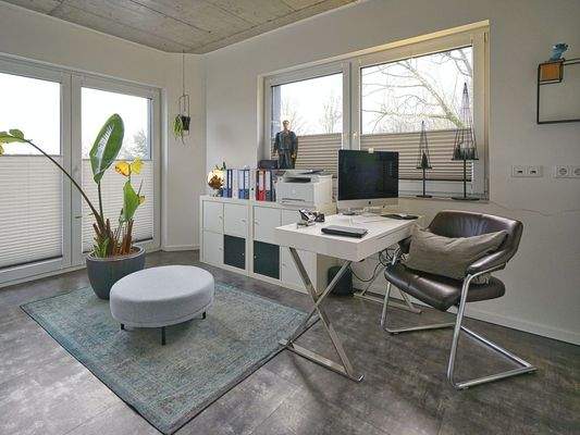 Helles Arbeitszimmer