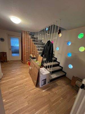 Flur mit Treppenaufgang EG