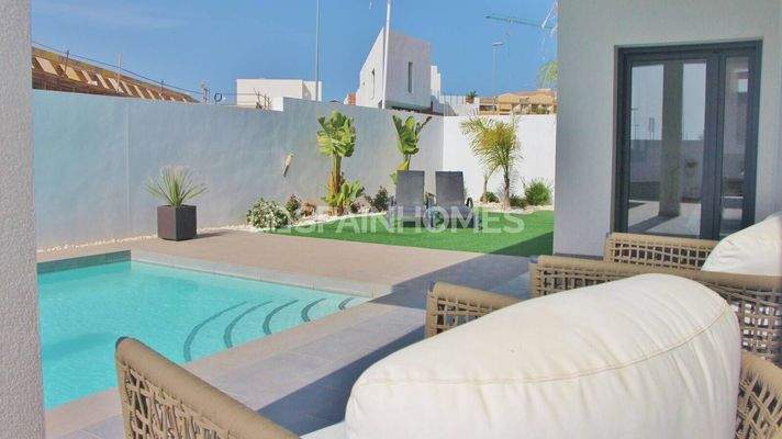 3-Bedroom Villas with Private Pool in Alicante Rojales