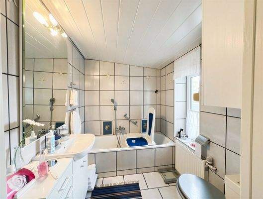 Tageslichtbad mit Wanne