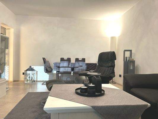 Im Wohnzimmer ist auch noch Platz für den Esstisch