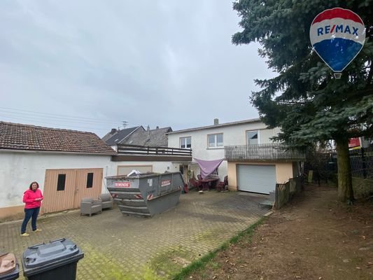 34.  Hof  mit Garage