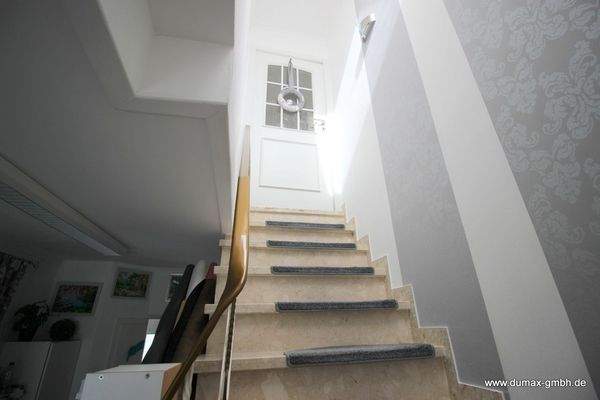Treppenaufgang zur Wohnung (2)