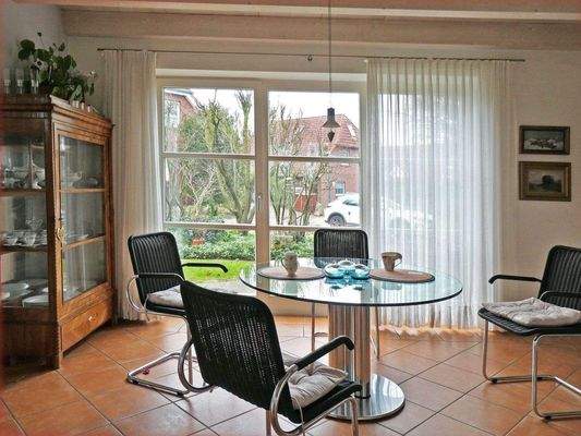 Essbereich mit großer Fensterfront