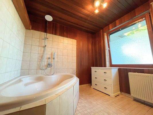 Badezimmer EG mit Badewanne I