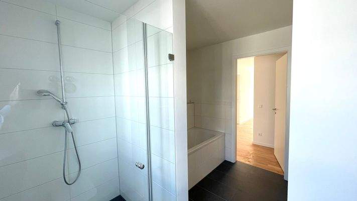 Dusche+Badewanne Ausführung ähnlich