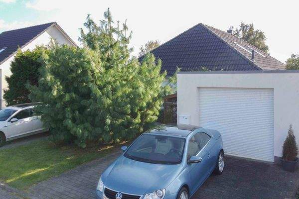 Garage und Stellplätze