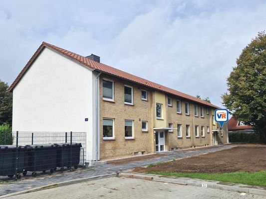 Die Straßenansicht des Mehrfamilienhauses