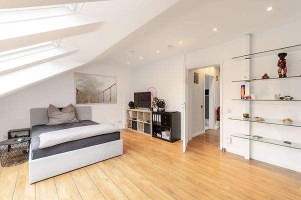 modernes Kinderzimmer (1) im Dachgeschoss