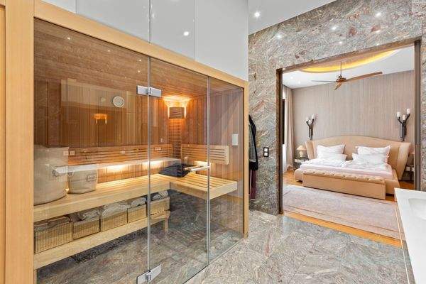 Bad mit Blick ins Schlafzimmer