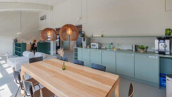 Essbereich im lichtdurchfluteten Gemeinschaftsbereich