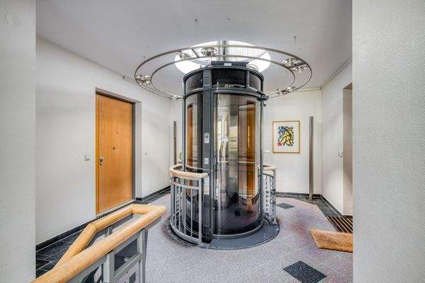 Privater Glasaufzug im Wert von ca. 140.000,- €