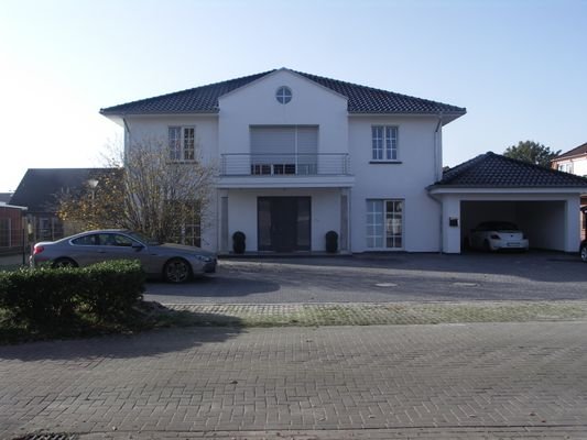 Strassenansicht mit Blick auf die kleinere Wohneh.