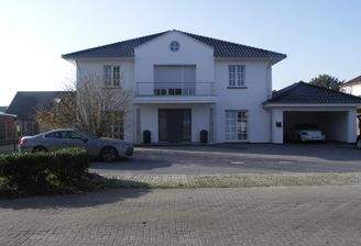 Strassenansicht mit Blick auf die kleinere Wohneh.