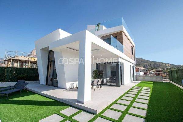 Detached Villas with Sea and Mountain Views in Alicante