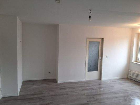 Leerer Wohnraum mit Tür