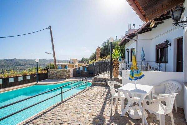 Kreta, Tavronitis: Villa mit Meerblick und 3 unabhängigen Apartments zu verkaufen