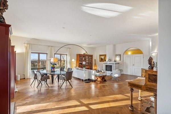 Repräsentativer Wohnsalon mit Essbereich