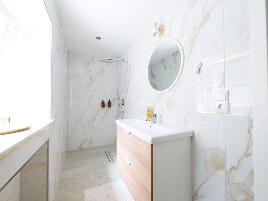 Tageslichtbad mit Dusche