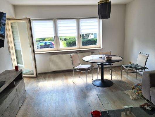 Helles Wohnzimmer mit Balkon