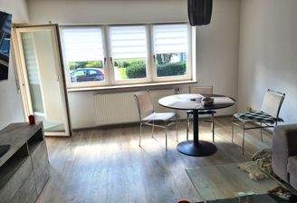 Helles Wohnzimmer mit Balkon